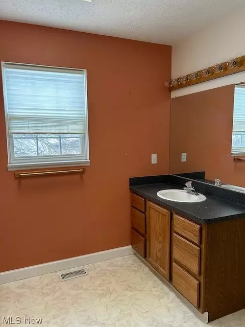 Bath - 37416 Bethany Ct, Willoughby, OH 44094 photo 3 of 3