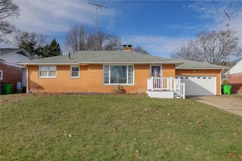 1525 Lilly Ln, Alliance, OH 44601
