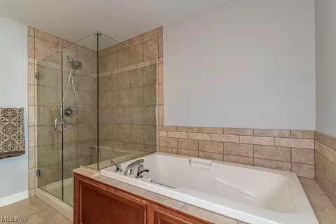 Bath - 9419 Larimar Dr, Willowick, OH 44095 photo 3 of 6