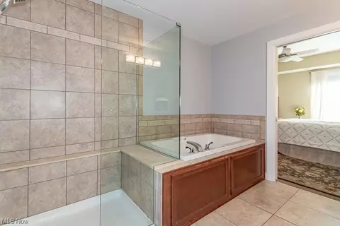 Bath - 9419 Larimar Dr, Willowick, OH 44095 photo 4 of 6