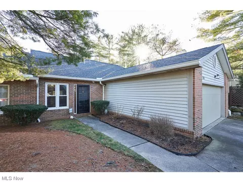 1786 Bent Bow Dr, Akron, OH 44313