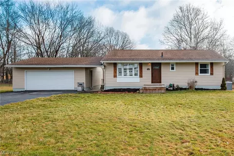 5442 Fairhill Dr, Ravenna, OH 44266