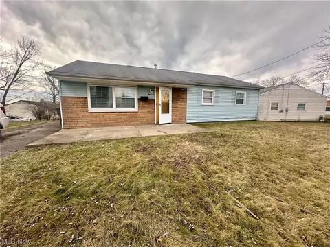 32 Fincastle Ln, Youngstown, OH 44505