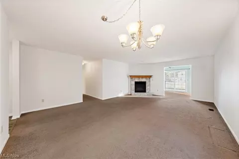 Living - 110 Haydens Arbor, Elyria, OH 44035 photo 2 of 3