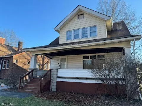 12922 S Parkway Dr, Garfield Heights, OH 44105