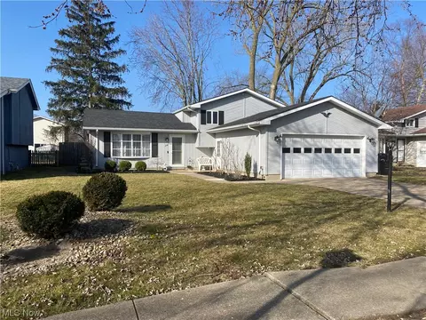 218 Commodore Cir, Elyria, OH 44035