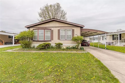 27 Lees Ln, Olmsted Twp, OH 44138