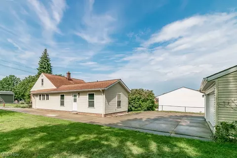 Exterior - 1915 Rockefeller Rd, Wickliffe, OH 44092 photo 2 of 10