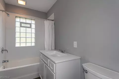 Bath - 1915 Rockefeller Rd, Wickliffe, OH 44092 photo 2 of 3
