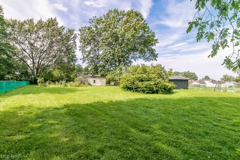 Exterior - 1915 Rockefeller Rd, Wickliffe, OH 44092 photo 6 of 10