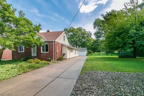 1915 Rockefeller Rd, Wickliffe, OH 44092
