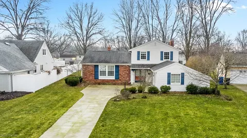 29489 Dorchester Dr, North Olmsted, OH 44070