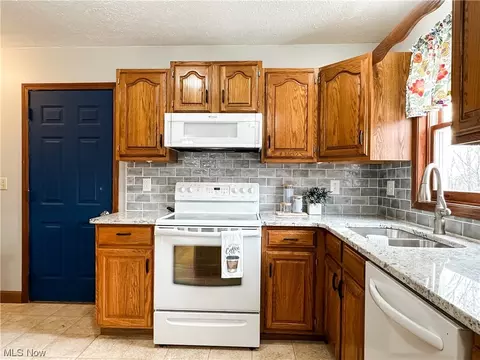 Kitchen - 318 Everson Rd, Belpre, OH 45714 photo 6 of 6