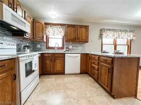 Kitchen - 318 Everson Rd, Belpre, OH 45714 photo 4 of 6