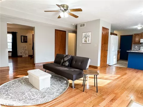 Living - 318 Everson Rd, Belpre, OH 45714 photo 4 of 5