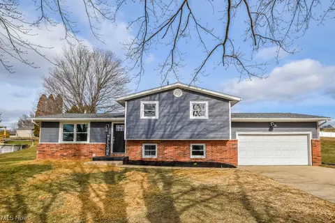 967 Andrews St NW, Hartville, OH 44632