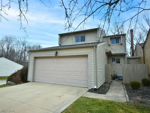 9795 Country Scene Ln #8A, Mentor, OH 44060