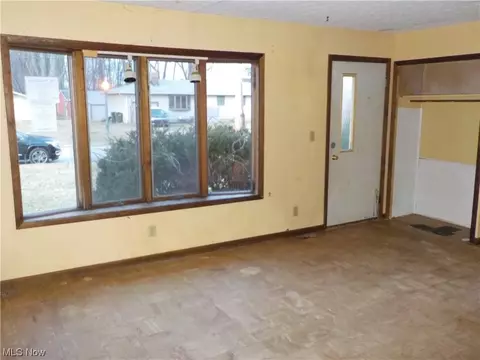 833 Poplar St, Elyria, OH 44035 photo 2
