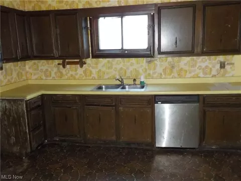 833 Poplar St, Elyria, OH 44035 photo 3