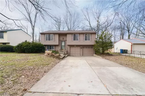 3732 Oakview Dr, Girard, OH 44420