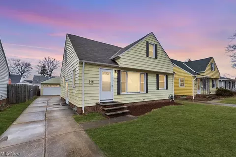 916 Meadowlawn Blvd, Parma, OH 44134