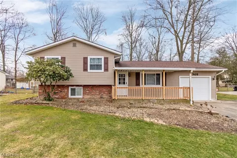 3370 Minuet Dr, New Franklin, OH 44216
