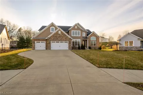 897 Braemar Cir NE, North Canton, OH 44720