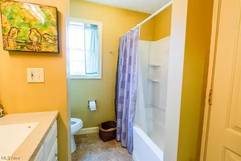 Bath - 2706 Burlingham Dr, Ashtabula, OH 44004 photo 3 of 7