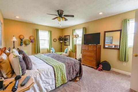 Bedroom - 2706 Burlingham Dr, Ashtabula, OH 44004 photo 6 of 9