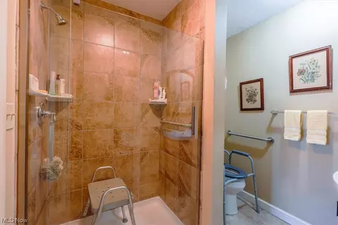 Bath - 2706 Burlingham Dr, Ashtabula, OH 44004 photo 6 of 7