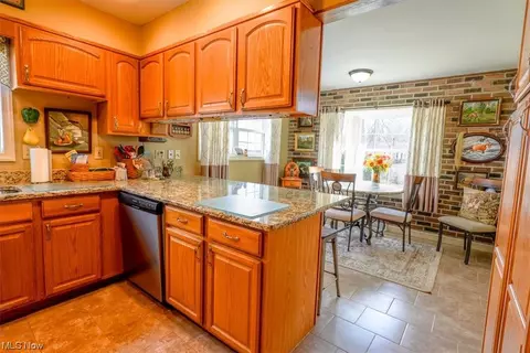 Kitchen - 2706 Burlingham Dr, Ashtabula, OH 44004 photo 4 of 5