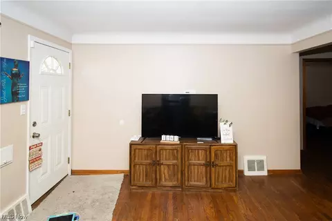 Living - 24980 Devoe Ave, Euclid, OH 44123 photo 2 of 3