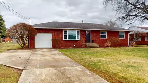 814 Campbell Dr, Belpre, OH 45714