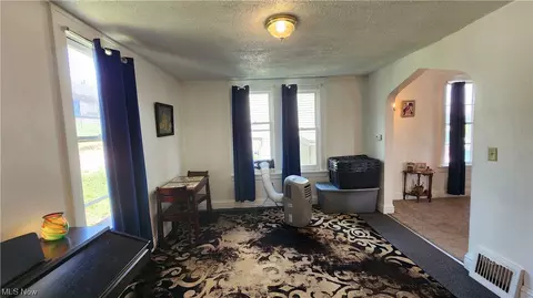 Living - 19-19 12 Carl St, Wheeling, WV 26003 photo 3 of 4