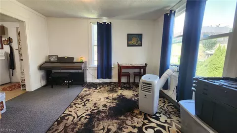 Living - 19-19 12 Carl St, Wheeling, WV 26003 photo 2 of 4