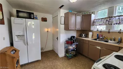 Kitchen - 19-19 12 Carl St, Wheeling, WV 26003 photo 2 of 3