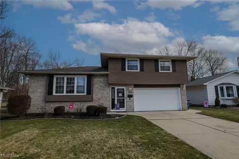 261 E Overlook Dr, Eastlake, OH 44095