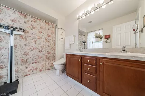 Bath - 4220 Castle Ridge Cir, Copley, OH 44321 photo 1 of 5