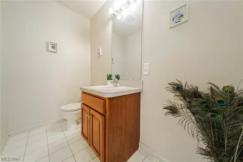 Bath - 4220 Castle Ridge Cir, Copley, OH 44321 photo 2 of 5