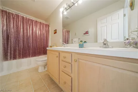 Bath - 4220 Castle Ridge Cir, Copley, OH 44321 photo 3 of 5