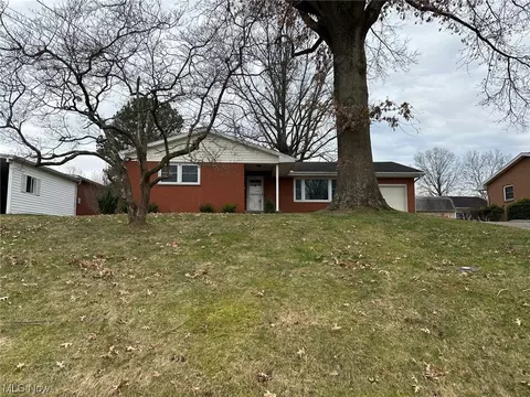 808 56th St, Vienna, WV 26105