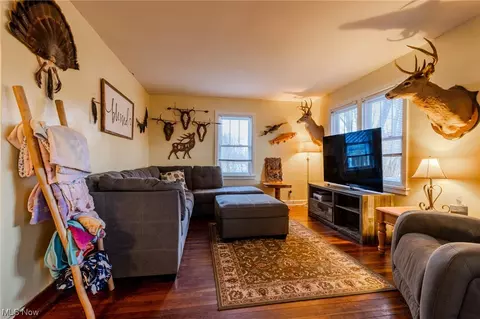 Living - 7103 Jefferson Rd, Ashtabula, OH 44004 photo 3 of 6
