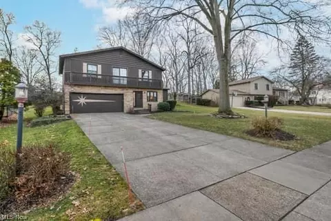 Exterior - 4630 Commodore Dr, Stow, OH 44224 photo 3 of 4