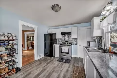 Kitchen - 333 Kenyon Ave, Elyria, OH 44035 photo 2 of 3
