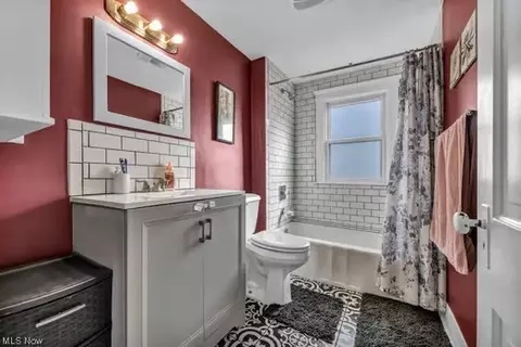 Bath - 333 Kenyon Ave, Elyria, OH 44035 photo 2 of 3