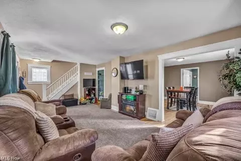 Living - 333 Kenyon Ave, Elyria, OH 44035 photo 1 of 5