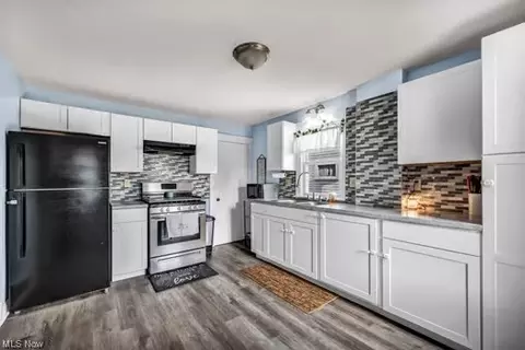 Kitchen - 333 Kenyon Ave, Elyria, OH 44035 photo 3 of 3