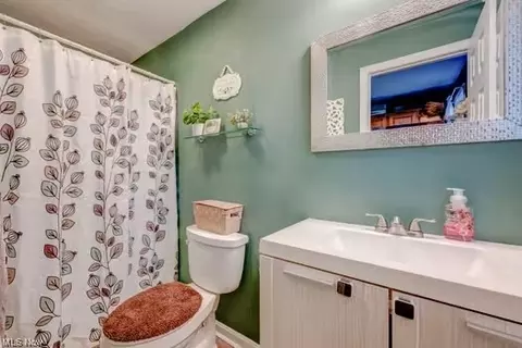 Bath - 333 Kenyon Ave, Elyria, OH 44035 photo 1 of 3