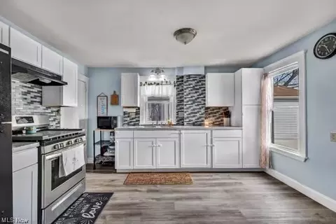 Kitchen - 333 Kenyon Ave, Elyria, OH 44035 photo 1 of 3
