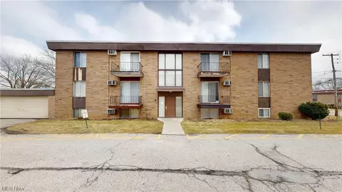 16111 Maple Park Dr #A11, Maple Heights, OH 44137